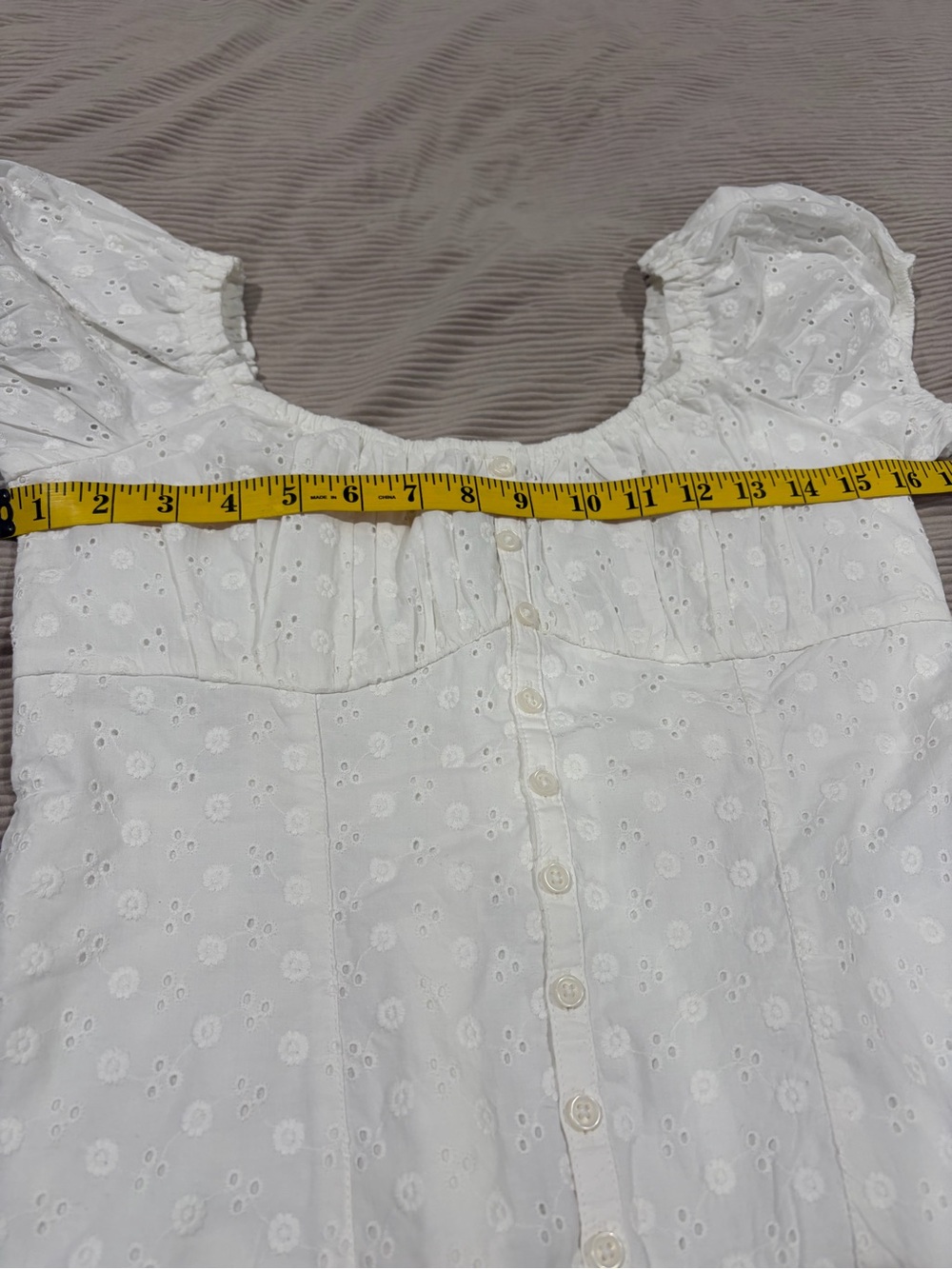 Hollister White Eyelet Puff Sleeve Button-Front Top/ Size Medium - Picture 4 of 5